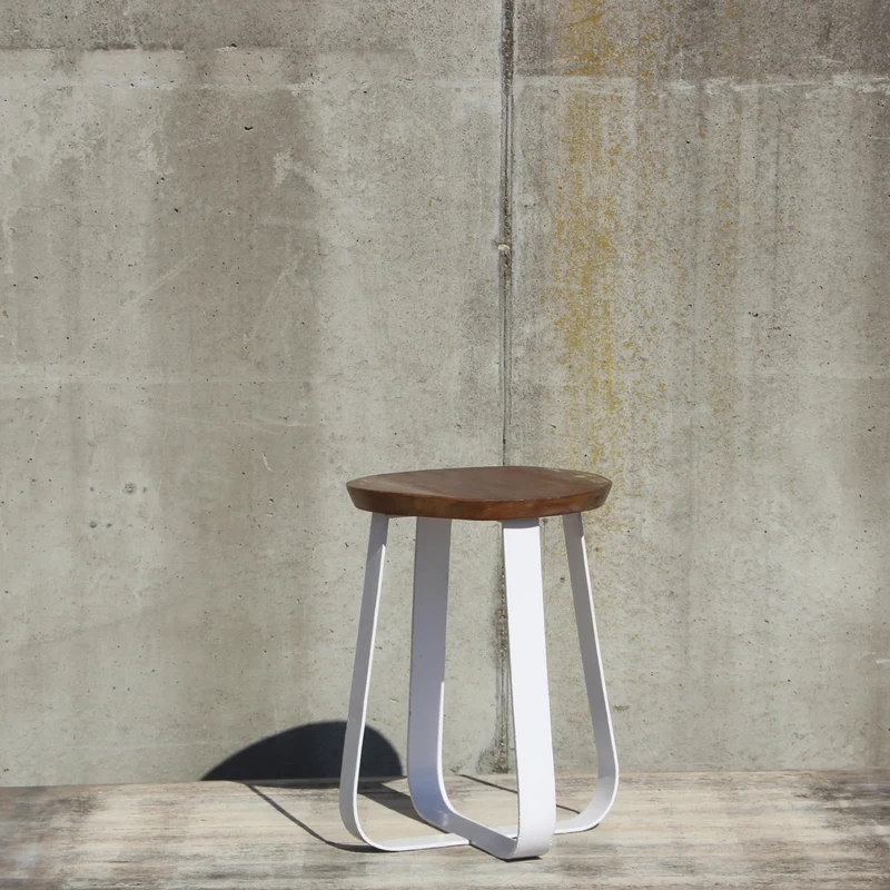 Hocker aus Metall und Massivholz im Industriedesign, Höhe 45 cm