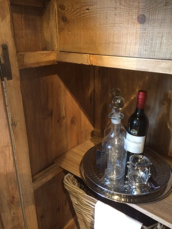 Weinschrank Massivholz, Weinregal Holz im Landhausstil