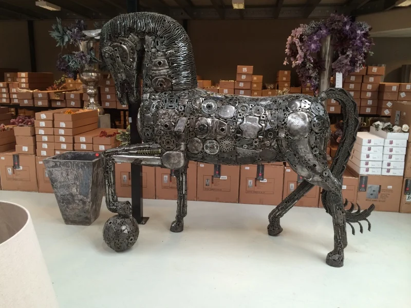 Pferd aus recyclebarem Metall in Echtgröße