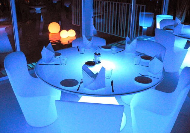 Outdoor Tisch aus Kunststoff, Tisch mit Beleuchtung