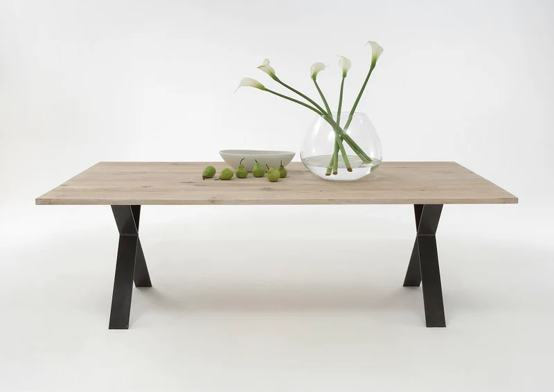 Esstisch aus massiv Eiche, Tisch mit einem Gestell aus Metall, Maße 220 x 100 cm