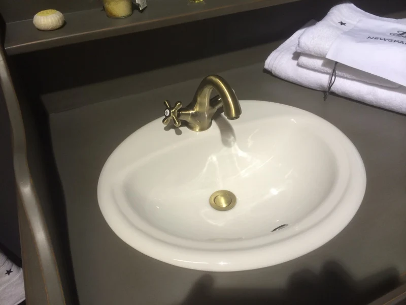Waschtisch in fünf Farben im Landhausstil aus Massivholz und Waschbecken aus Keramik, Waschtisch weiß