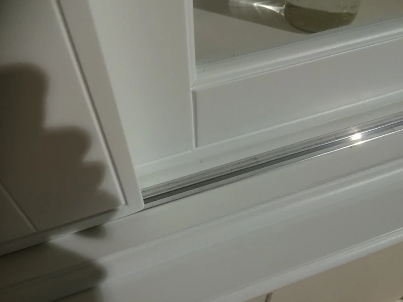 Vitrinenschrank, Geschirrschrank mit Schiebetüren im Landhausstil
