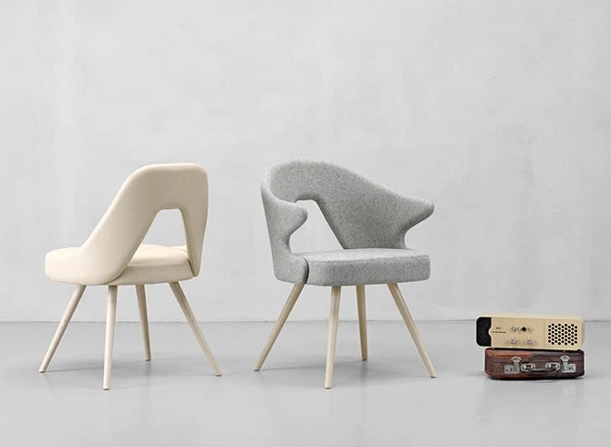 Design Stuhl in grau, aus Textil, Holz, Sitzhöhe 47 cm
