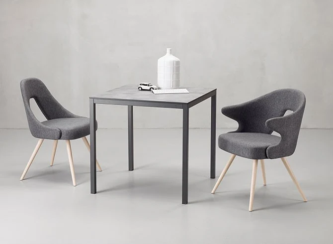 Design Stuhl in grau, aus Textil, Holz, mit Armlehne Sitzhöhe 47 cm