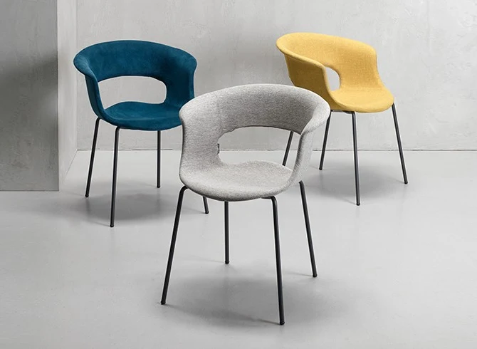 Moderner Stuhl in grünblau, aus Textil, Metall, Kunststoff, mit Armlehne