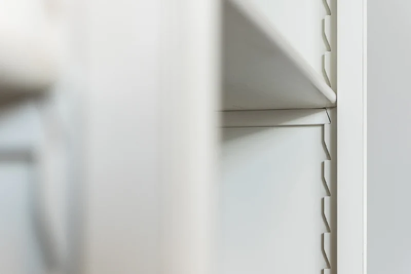 Bücherschrank grau , Bücherschrank Landhausstil, Schrank grau Landhaus, Bücherschrank mit Schiebetüren in vier Farben, Breite 300 cm