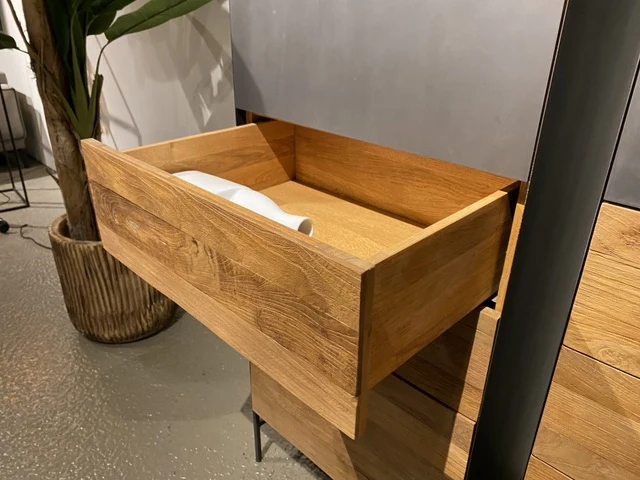 Schrank links Metall Holz, Bücherschrank Holz, Schrank mit drei Schubladen, Breite 55 cm