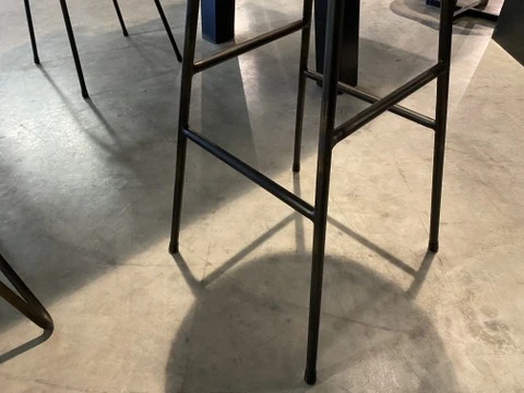 Barhocker rund schwarz Industriedesign, Barhocker schwarz, Tresenhocker Holz-Metall, Sitzhöhe 81 cm