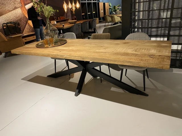 Esstisch Massivholz, Tisch Naturholz Tischplatte, Esstisch Metall-Gestell schwarz, Breite 240 cm