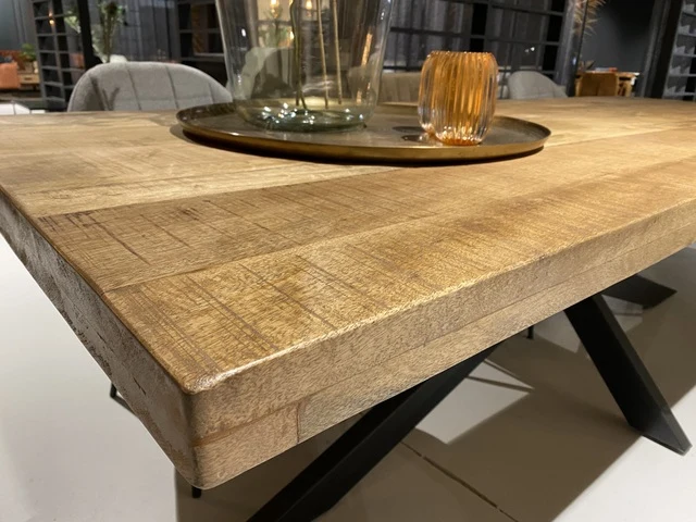 Esstisch Massivholz, Tisch Naturholz Tischplatte, Esstisch Metall-Gestell schwarz, Breite 160 cm