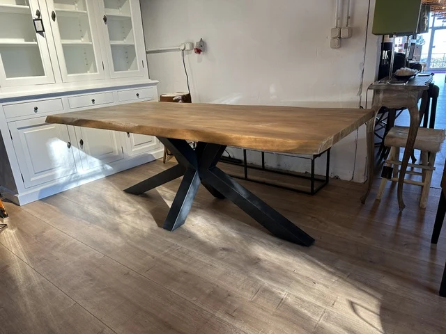 Esstisch Naturbaumkante Massivholz, Tisch Metallgestell schwarz, Esstisch Massivholz Natur-braun, Breite 180 cm