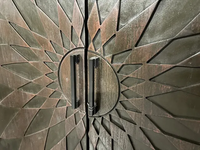 Wohnzimmerschrank schwarz Handarbeit Schnitzerei Holz, Schrank braun Schnitzerei Naturholz, Breite 140 cm