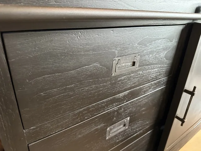 Vitrine schwarz Teakholz, Wohnzimmerschrank schwarz Massivholz, Breite 180 cm