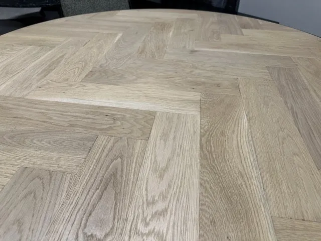 Runder Tisch Fischgrätmuster, Tisch rund Fischgrätmuster, Durchmesser 100 cm