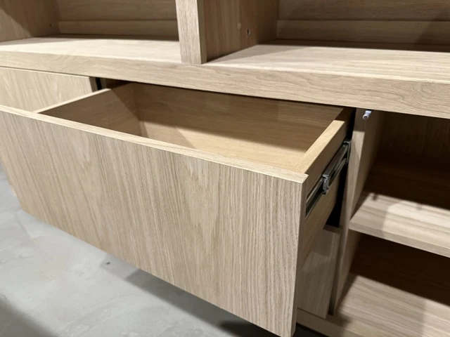Schrank modern Farbe Naturholz, Schrank Naturholz mit vier Türen und zwei Schubladen, Wohnzimmerschrank Naturholz, Breite 200 cm