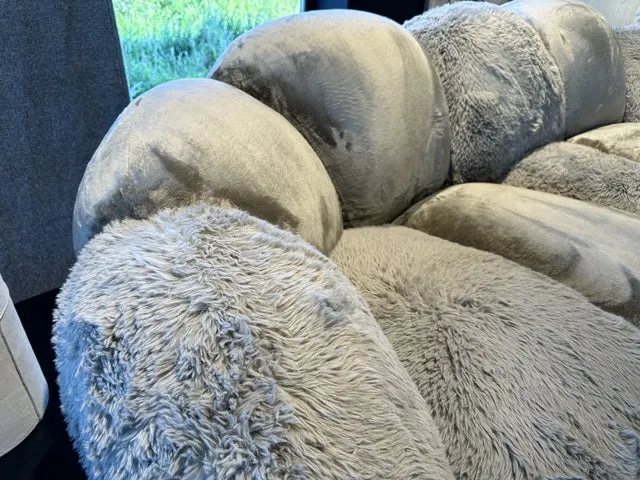 2-3 Sitzer Sofa taupe Kunstfell, Sitzsofa taupe Plüsch, Breite 238 cm