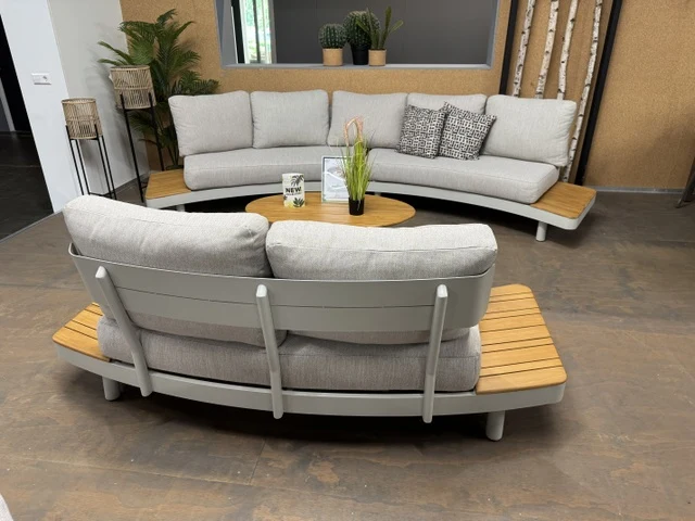 Lounge weiß, Lounge Set zwei Gartensofas, ein Gartencouchtisch, ein Beistelltisch weiß-braun