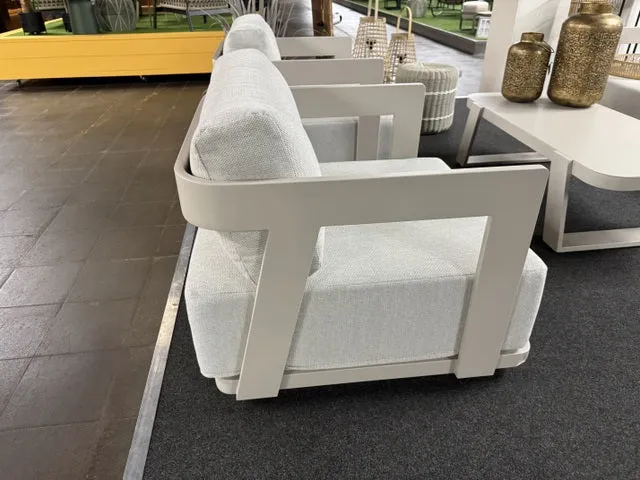 Lounge weiß, Lounge Set ein Gartensofa, zwei Gartensessel und ein Gartencouchtisch weiß