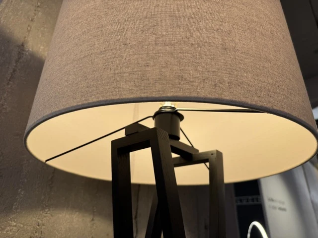Stehlampe schwarz, Stehleuchte schwarz mit Lampenschirm weiß-beige, Höhe 157 cm