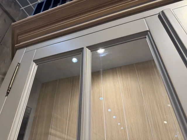 Vitrine grau mit LED Beleuchtung, Geschirrschrank hellgrau, Landhaus, Wohnzimmerschrank mit Beleuchtung grau Landhaus, Breite 160 cm