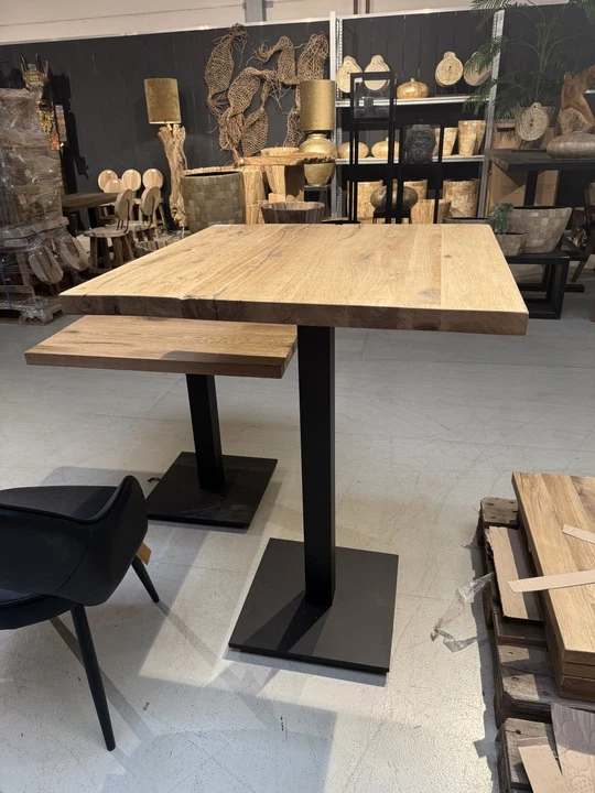 Stehtisch Eiche-Tischplatte, Bartisch schwarz Metall, Maße 70x70 cm