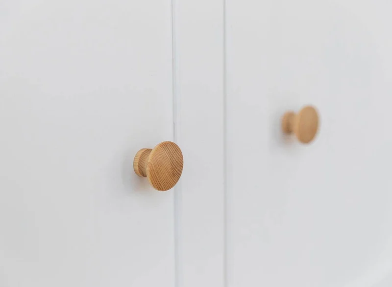 Kleines Sideboard aus Massivholz | Zweitürige Kommode Marone Elite mit Schubladen