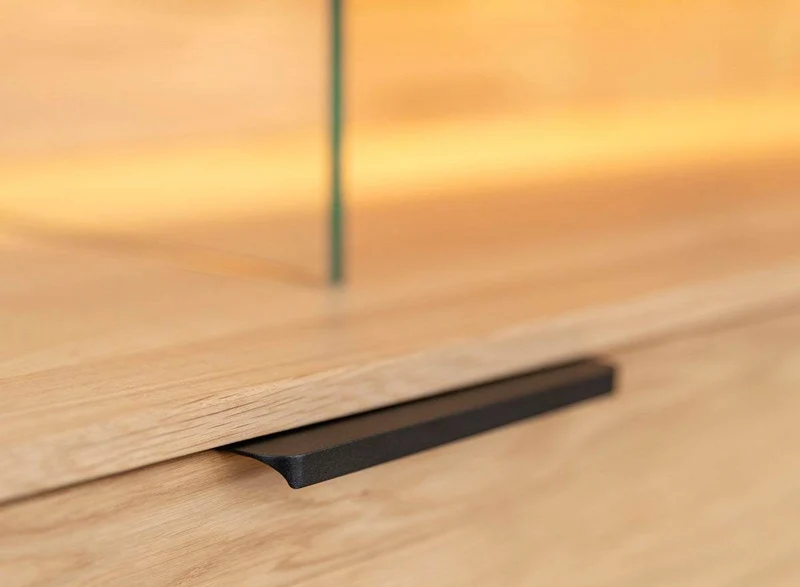 Beleuchtete Hängekommode aus massiver Eiche und Glas | TV-Board Tirano IV mit Schaukasten und grober Holzstruktur