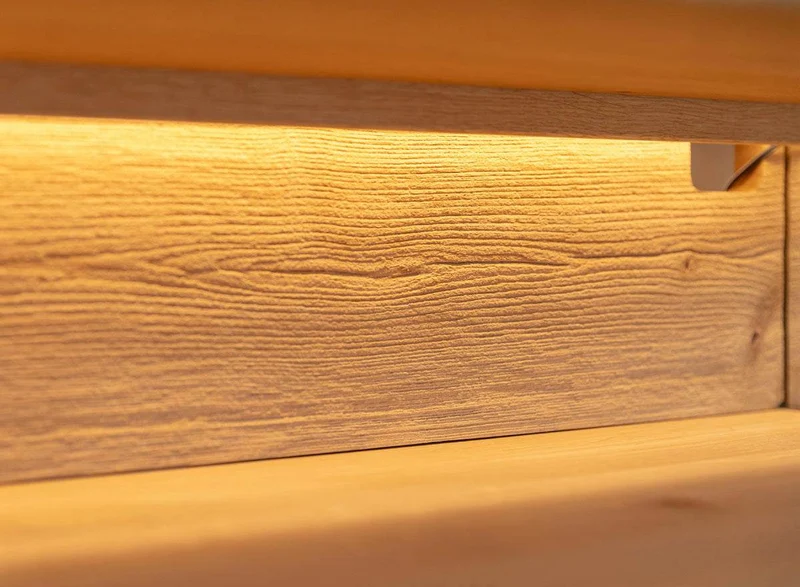 Beleuchtete Hängekommode aus massiver Eiche und Glas | TV-Board Tirano IV mit Schaukasten und grober Holzstruktur