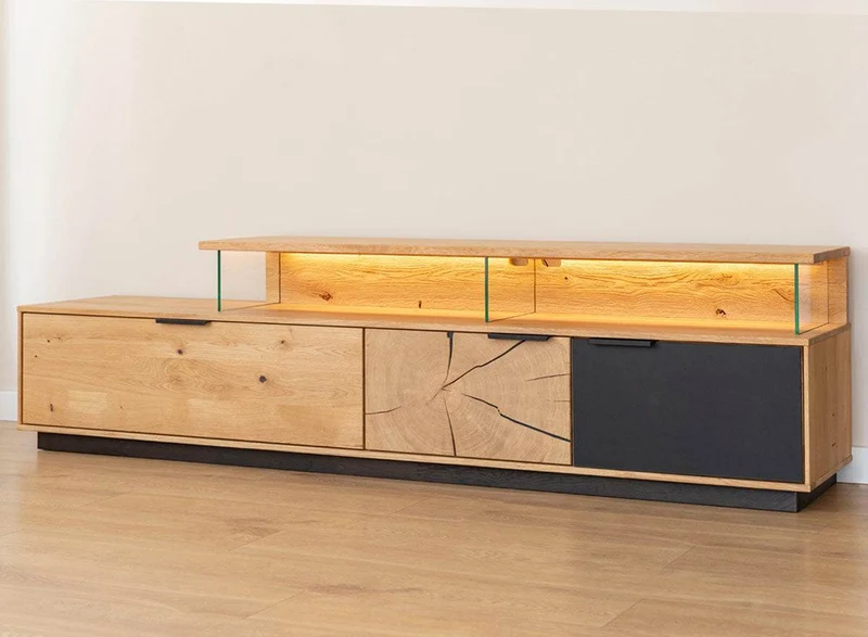 Beleuchtete Hängekommode aus massiver Eiche und Glas | TV-Board Tirano IV mit Schaukasten und grober Holzstruktur