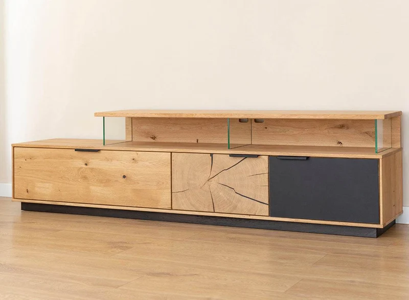 Beleuchtete Hängekommode aus massiver Eiche und Glas | TV-Board Tirano IV mit Schaukasten und grober Holzstruktur