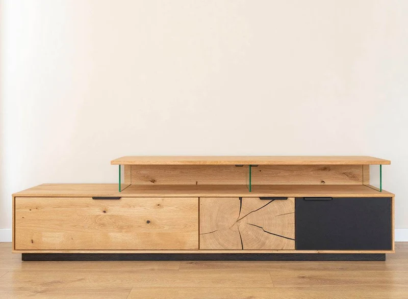 Beleuchtete Hängekommode aus massiver Eiche und Glas | TV-Board Tirano IV mit Schaukasten und grober Holzstruktur