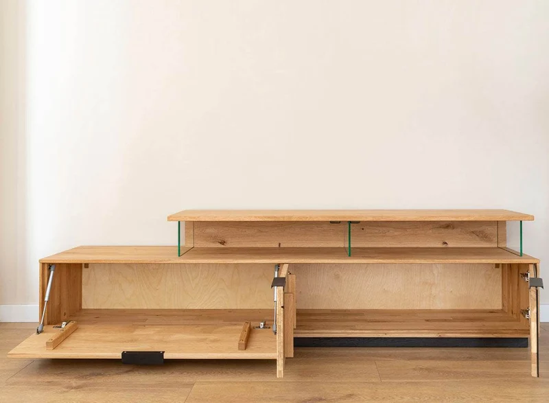 Beleuchtete Hängekommode aus massiver Eiche und Glas | TV-Board Tirano IV mit Schaukasten und grober Holzstruktur