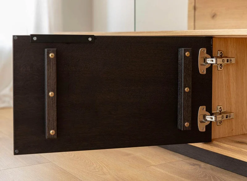 Beleuchtete Hängekommode aus massiver Eiche und Glas | TV-Board Tirano IV mit Schaukasten und grober Holzstruktur