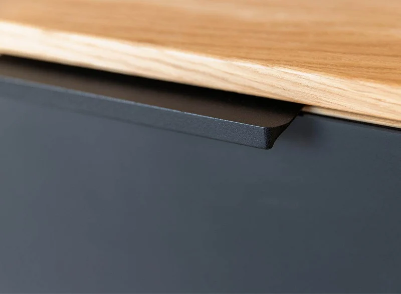 Beleuchtete Hängekommode aus massiver Eiche und Glas | TV-Board Tirano IV mit Schaukasten und grober Holzstruktur
