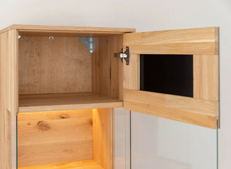 Beleuchtete Hängevitrine aus massiver Eiche und Glas | Vitrine Tirano IV mit Rückwand in grober Holzstruktur