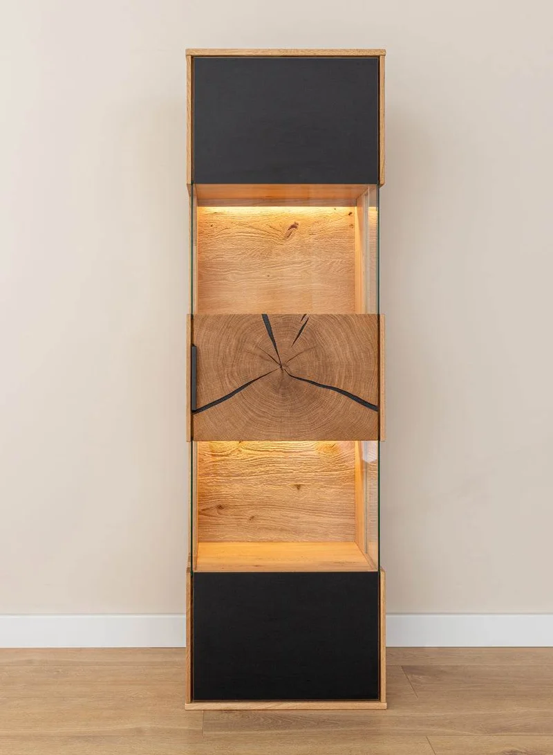 Beleuchtete Hängevitrine aus massiver Eiche und Glas | Vitrine Tirano IV mit Rückwand in grober Holzstruktur