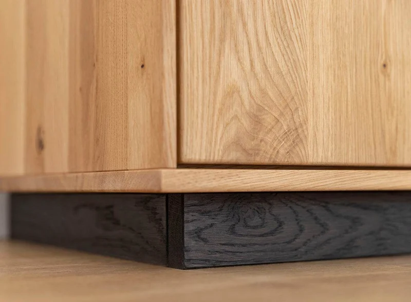 Beleuchtete Hängekommode aus massiver Eiche mit Hirnholz | TV-Board Tirano III mit Schaukasten und grober Holzstruktur