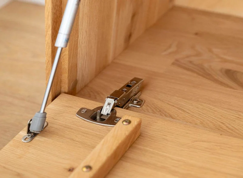 Beleuchtete Hängekommode aus massiver Eiche mit Hirnholz | TV-Board Tirano III mit Schaukasten und grober Holzstruktur