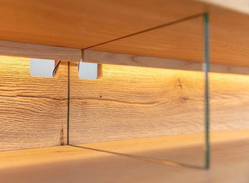 Beleuchtete Hängekommode aus massiver Eiche mit Hirnholz | TV-Board Tirano III mit Schaukasten und grober Holzstruktur