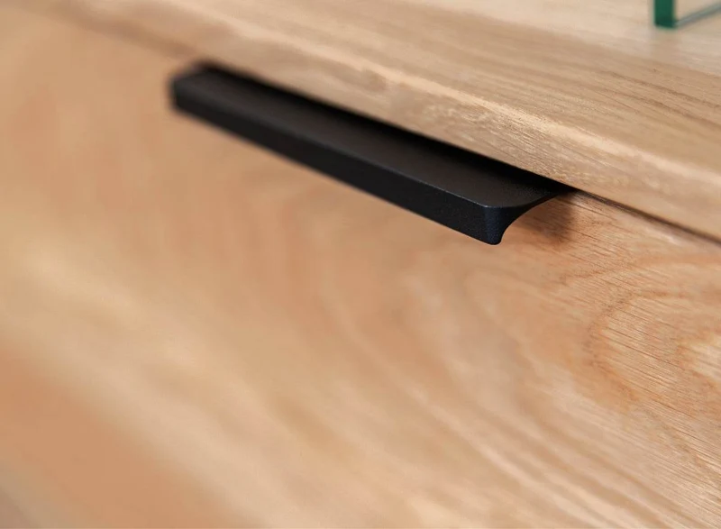 Beleuchtete Hängekommode aus massiver Eiche mit Hirnholz | TV-Board Tirano III mit Schaukasten und grober Holzstruktur