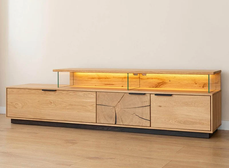 Beleuchtete Hängekommode aus massiver Eiche mit Hirnholz | TV-Board Tirano III mit Schaukasten und grober Holzstruktur
