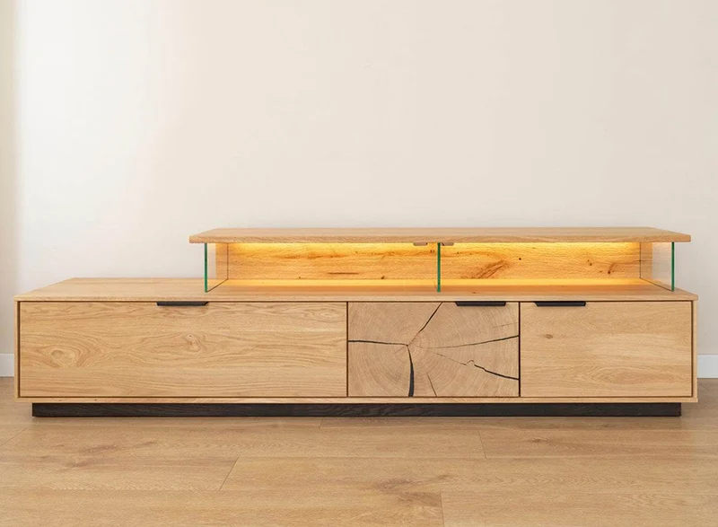 Beleuchtete Hängekommode aus massiver Eiche mit Hirnholz | TV-Board Tirano III mit Schaukasten und grober Holzstruktur