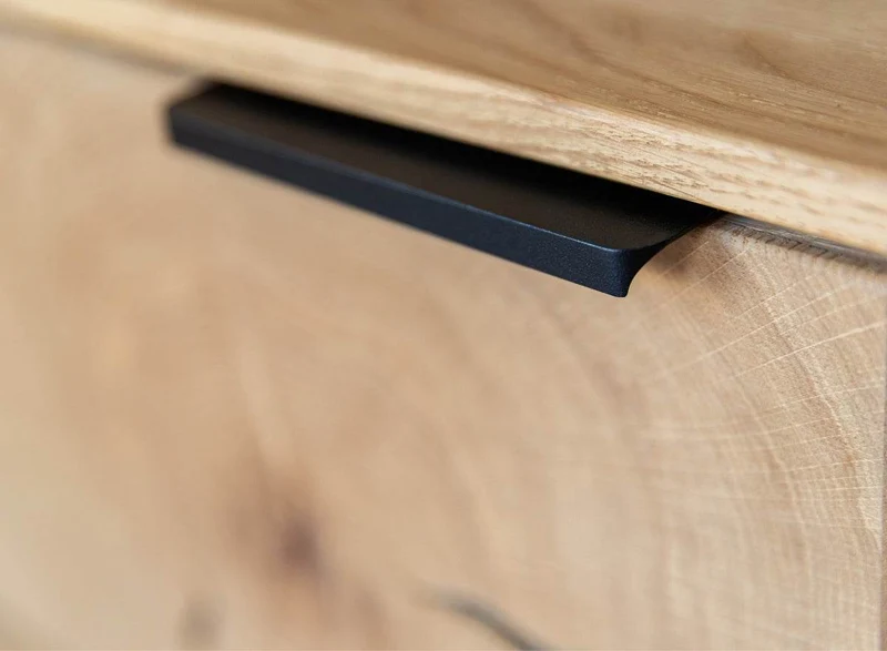 Beleuchtete Hängekommode aus massiver Eiche mit Hirnholz | TV-Board Tirano III mit Schaukasten und grober Holzstruktur