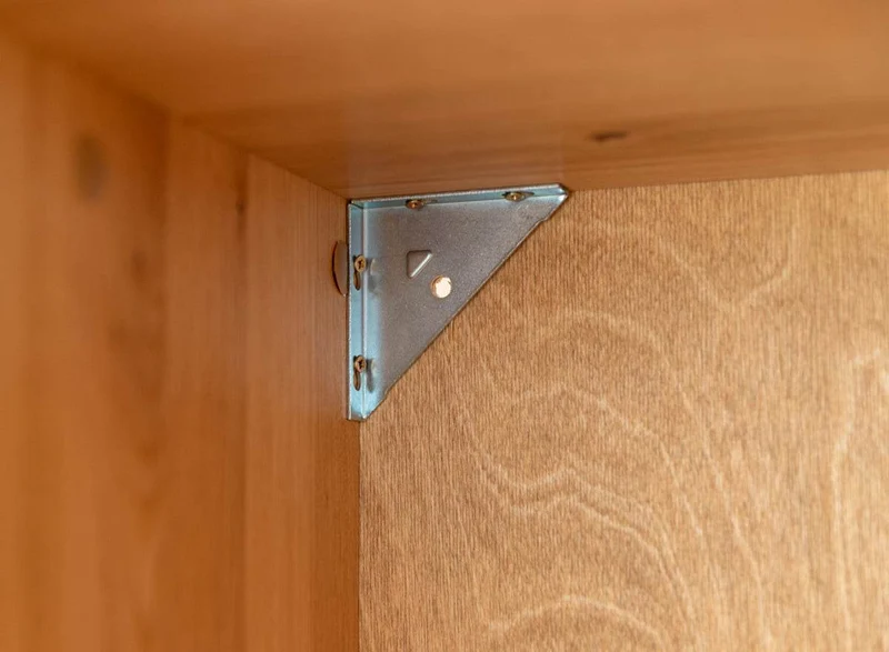 Beleuchtete Hängevitrine aus massiver Eiche mit Hirnholz | Vitrine Tirano III mit Rückwand in grober Holzstruktur