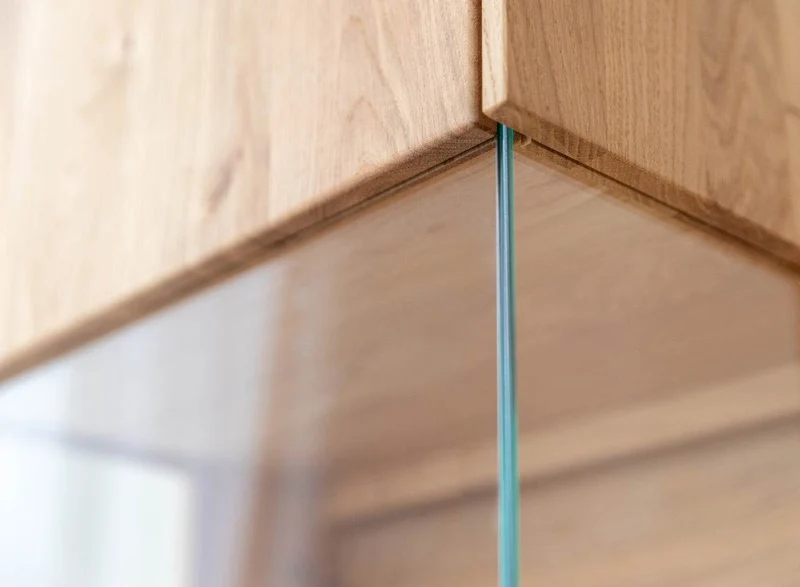 Beleuchtete Hängevitrine aus massiver Eiche mit Hirnholz | Vitrine Tirano III mit Rückwand in grober Holzstruktur