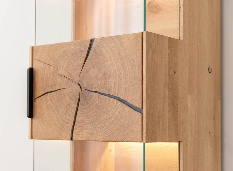 Beleuchtete Hängevitrine aus massiver Eiche mit Hirnholz | Vitrine Tirano III mit Rückwand in grober Holzstruktur