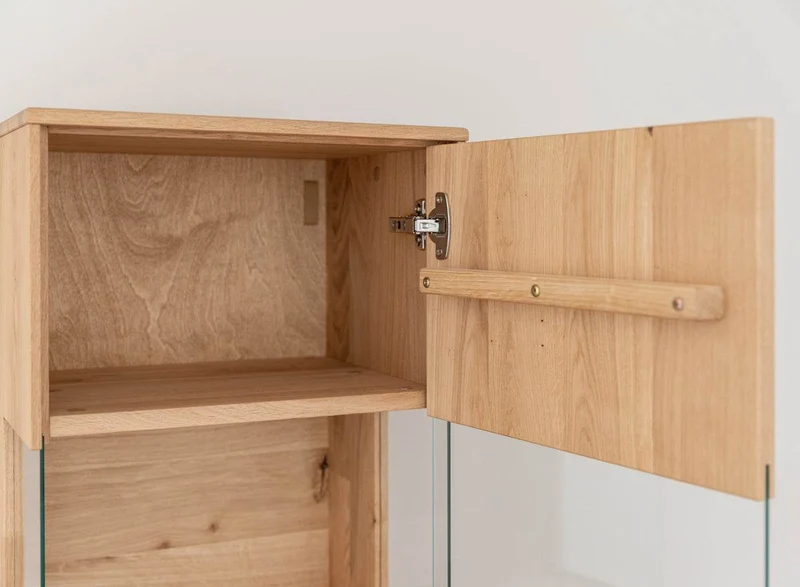 Beleuchtete Hängevitrine aus massiver Eiche mit Hirnholz | Vitrine Tirano III mit Rückwand in grober Holzstruktur