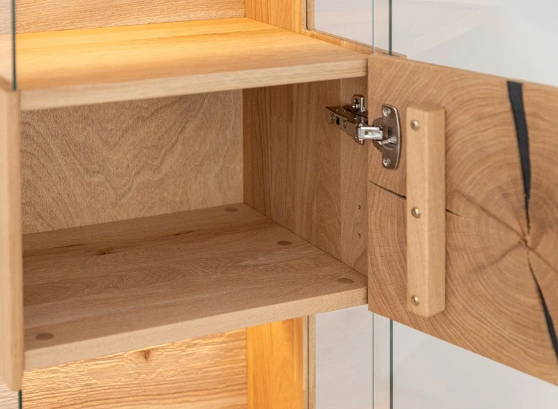 Beleuchtete Hängevitrine aus massiver Eiche mit Hirnholz | Vitrine Tirano III mit Rückwand in grober Holzstruktur