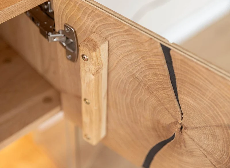 Beleuchtete Hängevitrine aus massiver Eiche mit Hirnholz | Vitrine Tirano III mit Rückwand in grober Holzstruktur